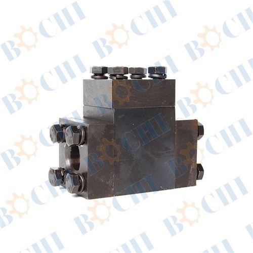 Hydraulic three-way square flange